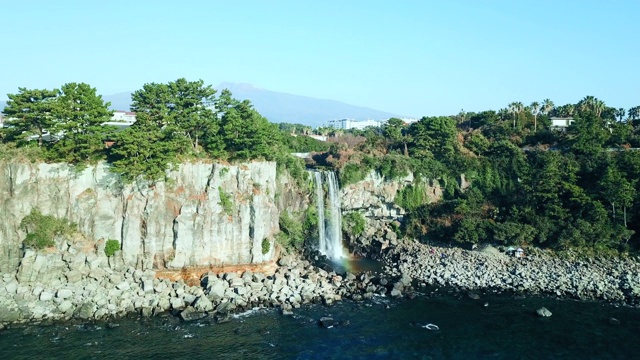 Jeongbang Falls / Seogwipo-si，济州岛，韩国视频素材