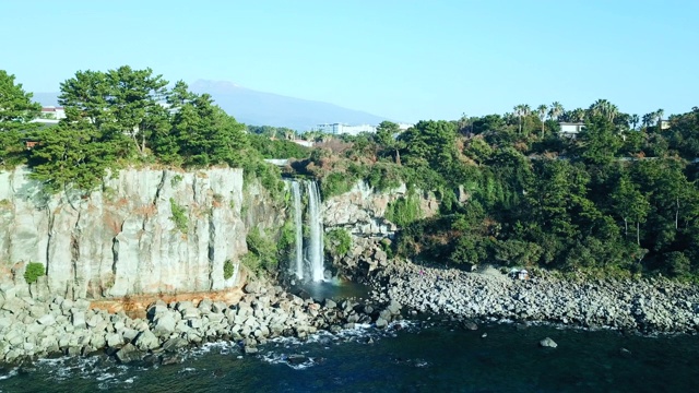 Jeongbang Falls / Seogwipo-si，济州岛，韩国视频素材