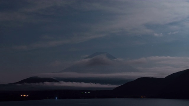 夜晚的月亮照亮富士山(延时/缩小)视频素材