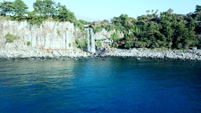 Jeongbang Falls / Seogwipo-si，济州岛，韩国视频素材