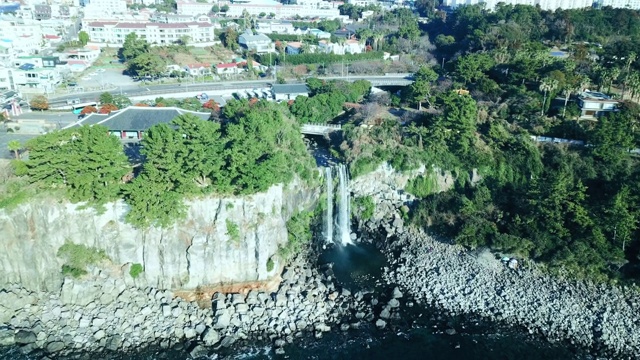 Jeongbang Falls / Seogwipo-si，济州岛，韩国视频素材