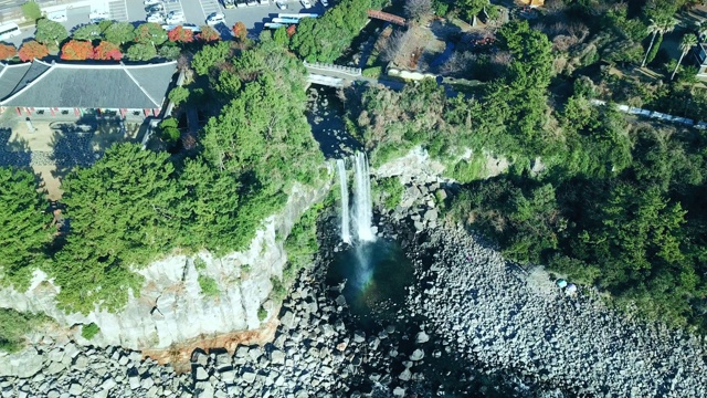 Jeongbang Falls / Seogwipo-si，济州岛，韩国视频素材