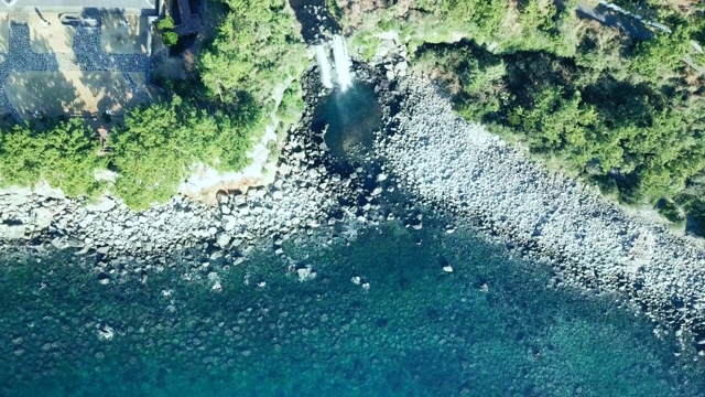 Jeongbang Falls / Seogwipo-si，济州岛，韩国视频素材