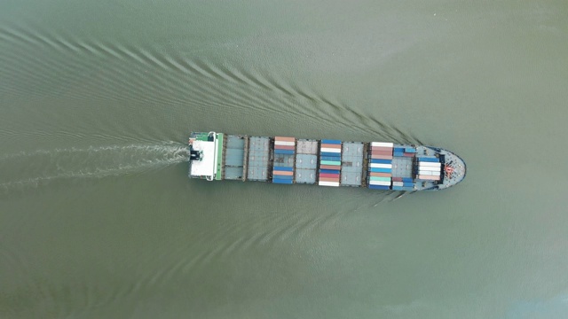 航拍/在海上运输货物到目的地的货船。视频素材