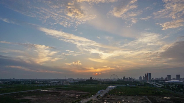 戏剧性的天空和城市天际线视频素材