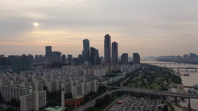 首尔市中心，汉江上的悦道/永登浦，韩国首尔视频素材