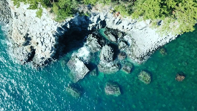 海浪撞击岩石/西格浦西，济州岛，韩国视频素材