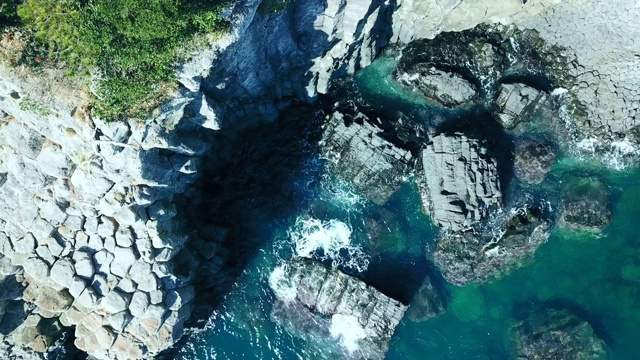 海浪撞击岩石/西格浦西，济州岛，韩国视频素材