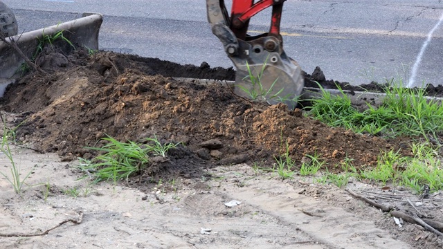 铺设污水管道机械，用于道路工程，挖掘和装载工程在土方工程建设视频素材