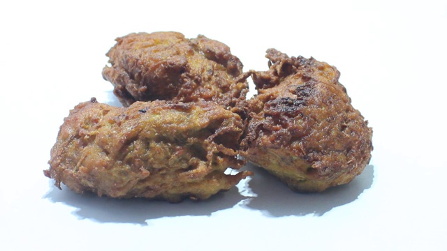 Pakora或pakoda，传统和受欢迎的印度素食小吃视频素材