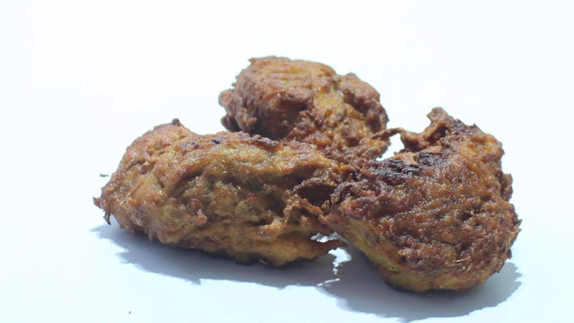 Pakora或pakoda，传统和受欢迎的印度素食小吃视频素材