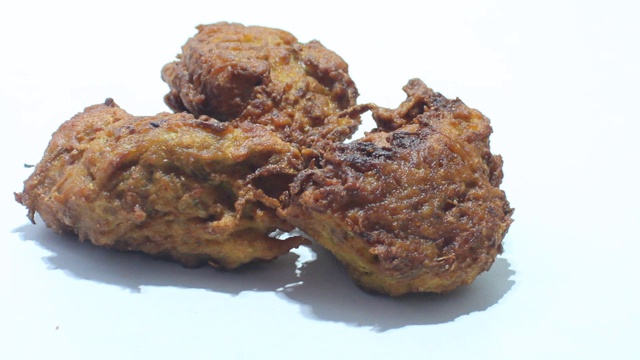 Pakora或pakoda，传统和受欢迎的印度素食小吃视频素材