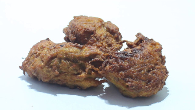 Pakora或pakoda，传统和受欢迎的印度素食小吃视频素材