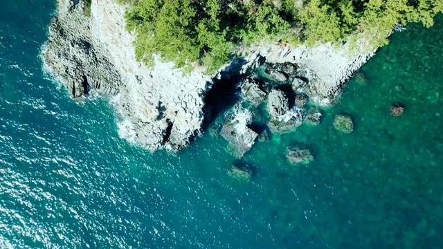 海浪撞击岩石/西格浦西，济州岛，韩国视频素材