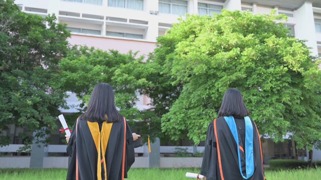 大学毕业生在毕业典礼上举起帽子祝贺他们视频素材