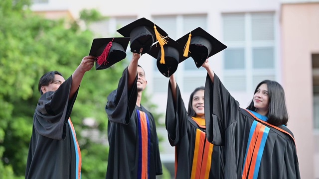 大学毕业生在毕业典礼上举起帽子祝贺他们视频素材