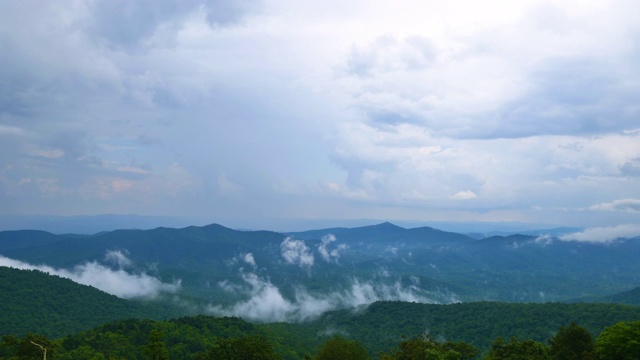 蓝岭山脉的暴风雨云图，时间流逝视频素材