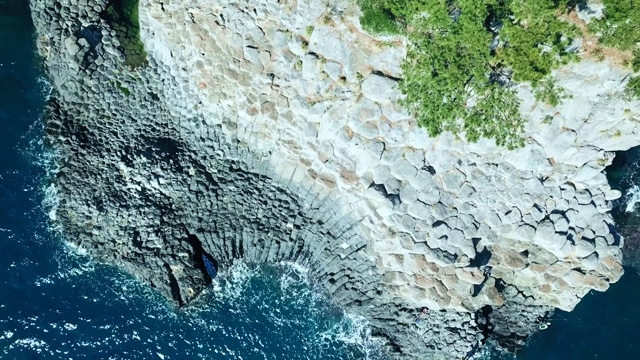 海浪撞击岩石/西格浦西，济州岛，韩国视频素材