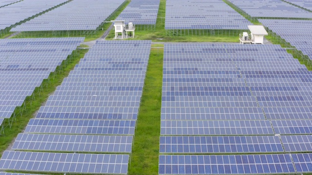 太阳能农场从太阳生产清洁的可再生能源。成千上万的太阳能板，光伏太阳能电池，巨大的太阳能农场。视频素材