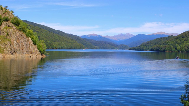 美丽的全景，湖在山上视频素材