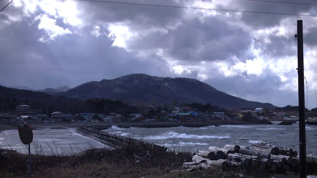 汹涌的大海，村庄和山，青森，日本视频素材