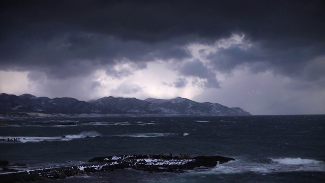 日本北海道阴天下的海和山视频素材