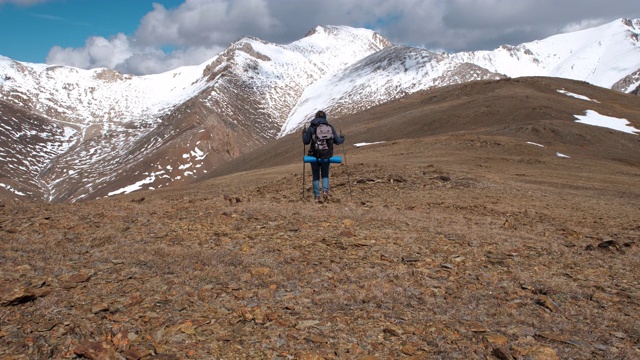 在山区背包旅行的女性徒步旅行者视频素材