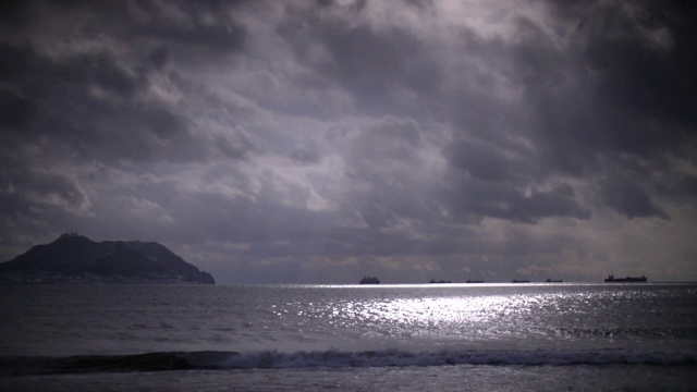 日本北海道，海浪和货船视频素材