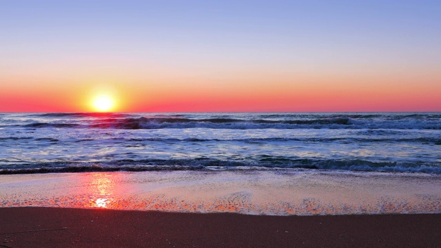 海上日出在热带异国情调的海滩海岸视频素材