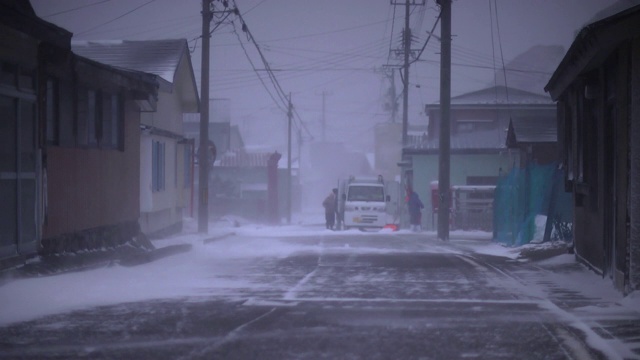 低角度，飘雪在St，青森，日本视频素材