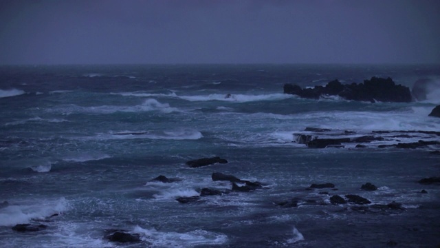 波涛汹涌的岩石海，北海道，日本视频素材