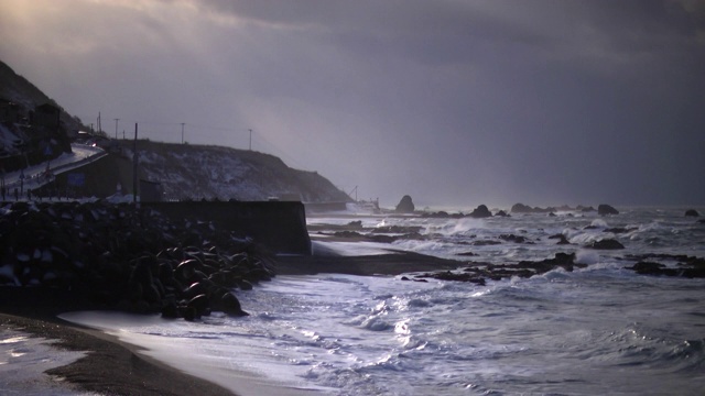 阳光下的海岸波浪，北海道，日本视频素材