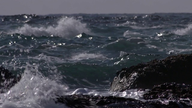 大浪冲刷岩石，北海道，日本视频素材