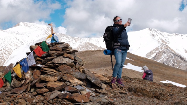 年轻的徒步旅行者在山上自拍视频素材