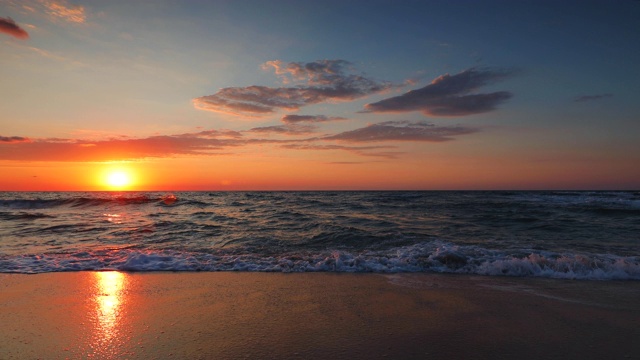 海上日出在热带异国情调的海滩海岸视频素材