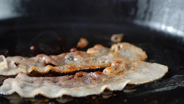 英国早餐用熏肉煎，配上热蒸汽。视频素材