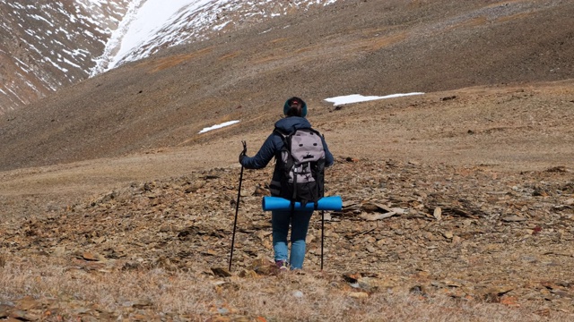 在山区背包旅行的女性徒步旅行者视频素材