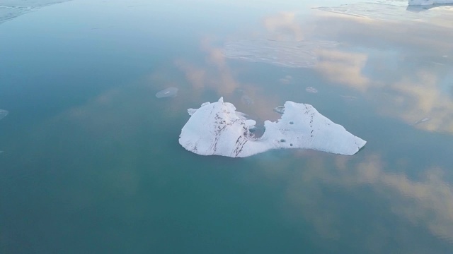 鸟瞰漂浮在Jokulsarlon泻湖上的冰山，浪漫的自然景观和气候变化的有力信息，冰岛视频素材