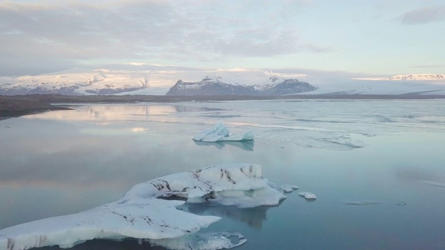 鸟瞰漂浮在Jokulsarlon泻湖上的冰山，浪漫的自然景观和气候变化的有力信息，冰岛视频素材