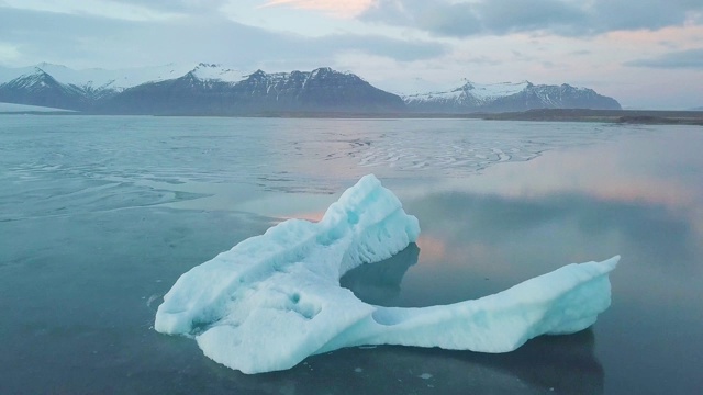 鸟瞰漂浮在Jokulsarlon泻湖上的冰山，浪漫的自然景观和气候变化的有力信息，冰岛视频素材