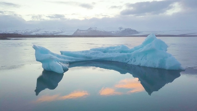 鸟瞰漂浮在Jokulsarlon泻湖上的冰山，浪漫的自然景观和气候变化的有力信息，冰岛视频素材