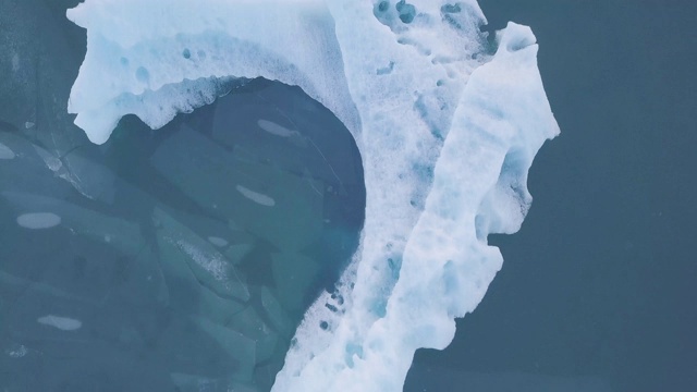 鸟瞰漂浮在Jokulsarlon泻湖上的冰山，浪漫的自然景观和气候变化的有力信息，冰岛视频素材