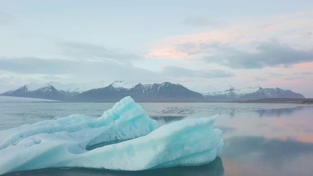 鸟瞰漂浮在Jokulsarlon泻湖上的冰山，浪漫的自然景观和气候变化的有力信息，冰岛视频素材