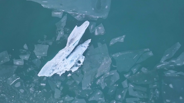 鸟瞰漂浮在Jokulsarlon泻湖上的冰山，浪漫的自然景观和气候变化的有力信息，冰岛视频素材