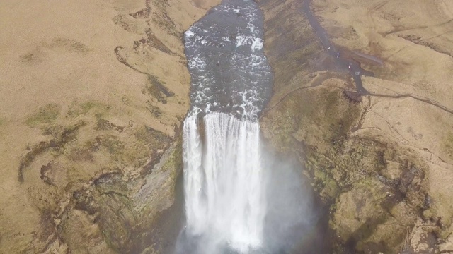 从埃亚菲亚德拉冰盖火山融化的冰川上流出的水在冰岛的斯科加佛斯瀑布上飞行。山地景观在夏季、春季或秋季一日。冰岛最受欢迎的地方视频素材