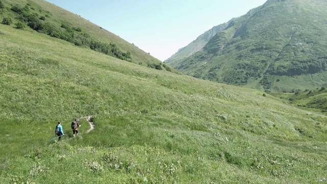 几个徒步旅行者在山里的小路上散步视频素材