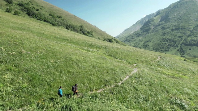 几个旅行者在山里散步视频素材