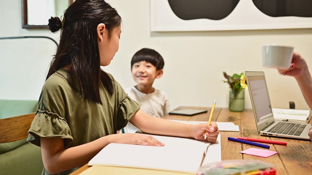 孩子们在家里学习。母亲在家工作教学习。视频素材