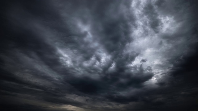 黑暗的暴风雨天空的时间流逝视频素材