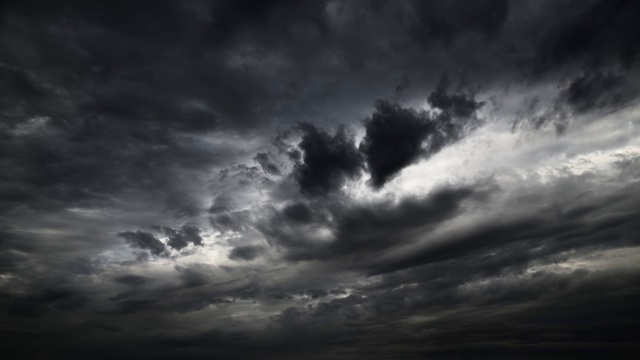 黑暗的暴风雨天空的时间流逝视频素材